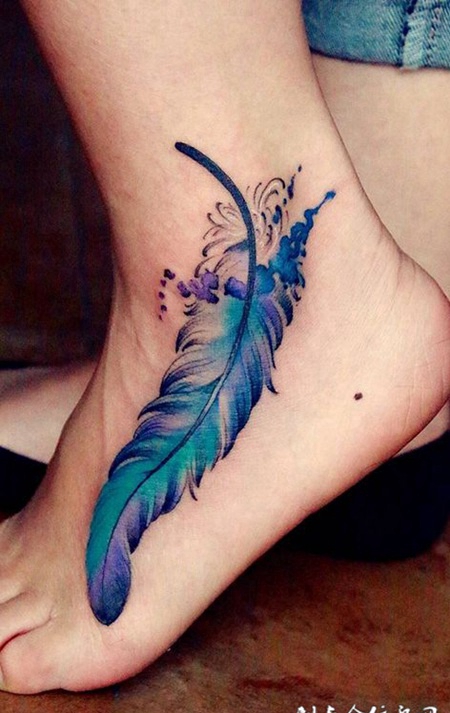 蓝色的诱惑，脚背蓝色羽毛彩绘纹身