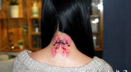 可爱少女心，美女颈部粉红蝴蝶结彩绘纹身