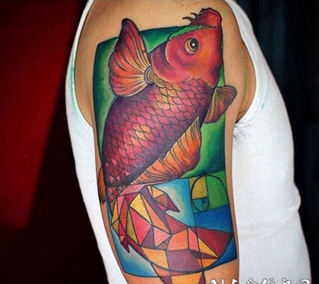 异次元的神奇，手臂几何图形与鲤鱼彩绘纹身