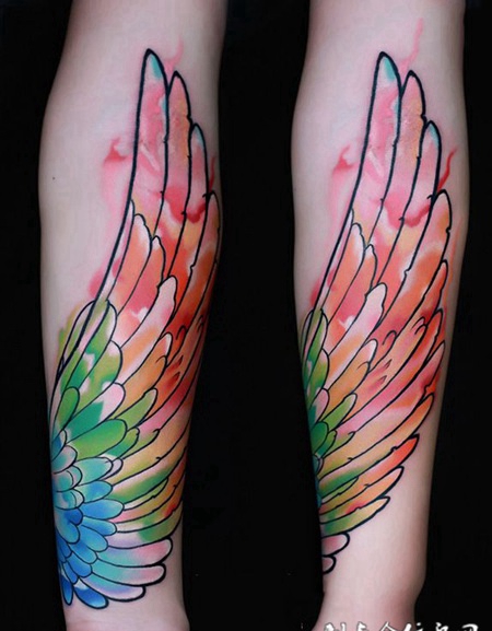 七彩的翅膀，手臂好看的翅膀彩绘纹身