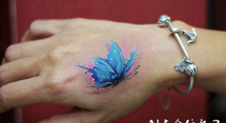蓝隐之蝶，虎口处蓝色蝴蝶纹身图案