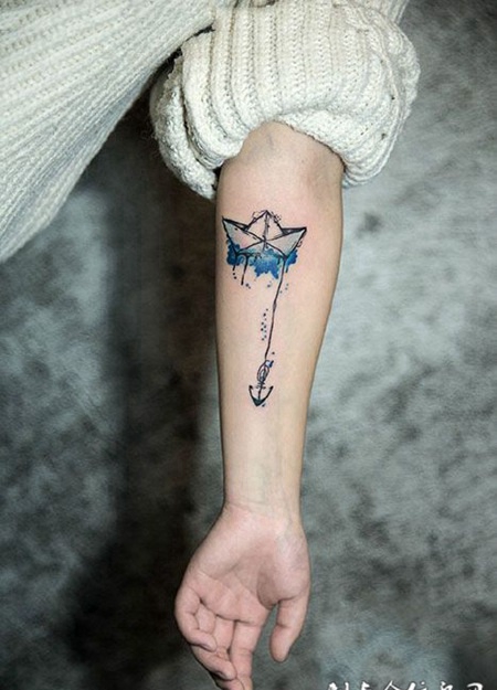 彩绘手臂纸船和船锚纹身图案