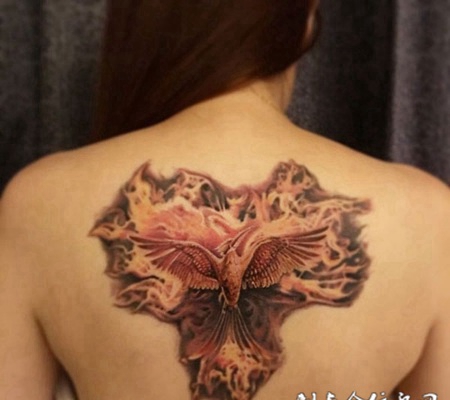 浴火重生，后背嘲笑鸟彩绘纹身