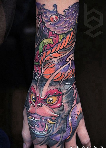 凶神恶煞，手背蛇与猴子彩绘纹身