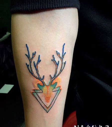 手臂彩绘几何鹿首纹身图案