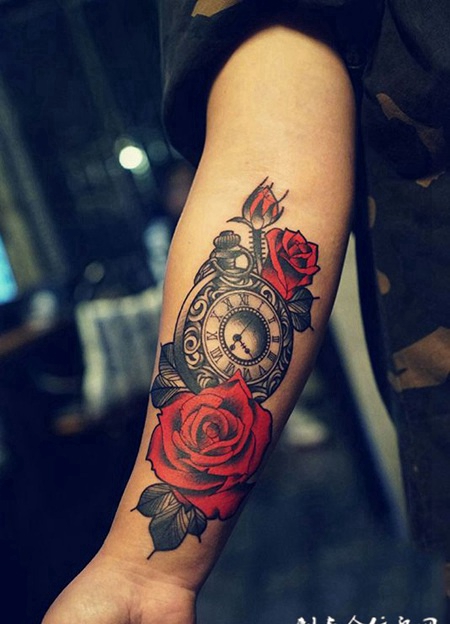 时光飞逝，手臂玫瑰与怀表个性纹身