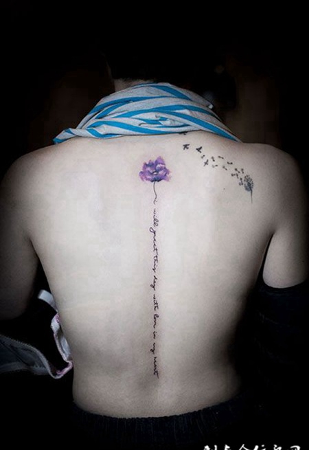 女子后背字母花卉纹身图案