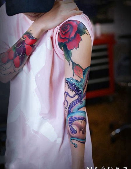 灵蛇吐信，手臂蛇与玫瑰彩绘纹身