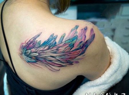幻化成翼，后背彩色翅膀个性纹身