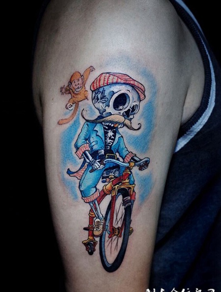 悠闲时光，手臂骷髅大叔卡通彩绘纹身