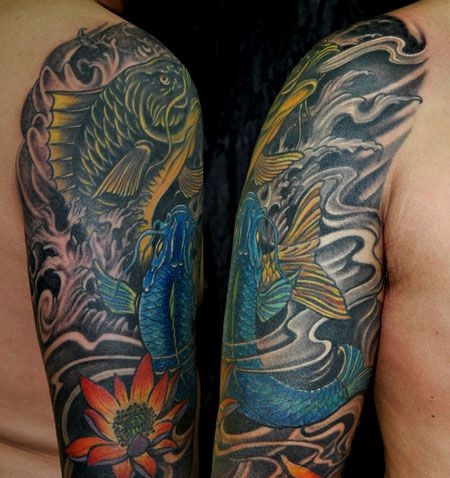 包臂鲤鱼莲花组合纹身图