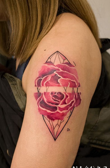 分割的美丽，手臂个性玫瑰彩绘纹身