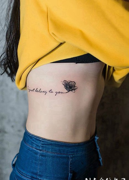 女子腰部字母花卉纹身图案