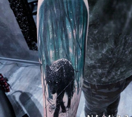 白雪狼影，手臂写实黑狼彩绘纹身