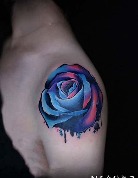 爱情的颜色，披肩彩色玫瑰个性纹身