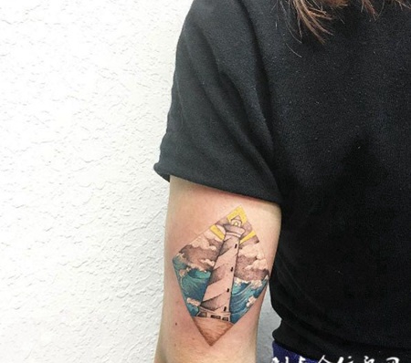 生命的航线，手臂个性灯塔彩绘纹身