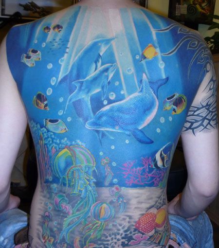 满背海洋世界海豚纹身图案