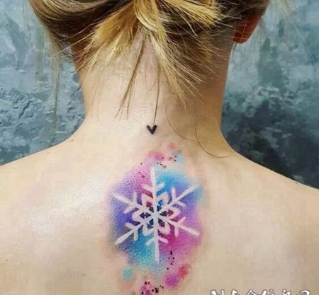 雪花飘落，后背水彩雪花图腾纹身