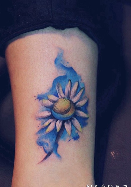 独自绽放，小腿水彩雏菊小清新纹身