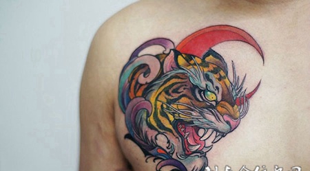 月下猛虎啸，胸部虎头彩绘纹身