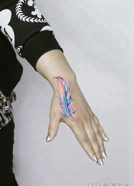 彩羽情深，虎口处个性羽毛彩绘纹身