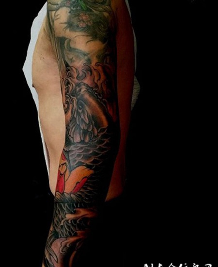 男子彩绘鲤鱼花臂