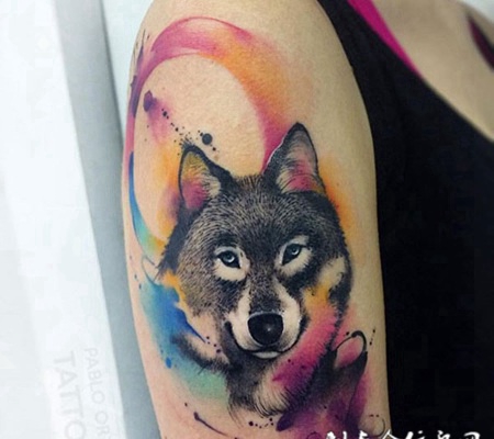 心中的狼图腾，手臂泼墨水彩狼头纹身