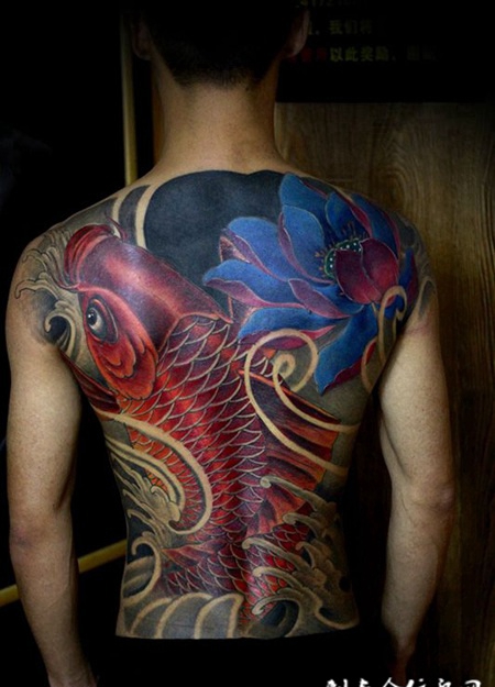 莲下锦鲤跃，满背传统鲤莲花彩绘纹身