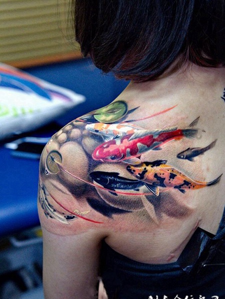 随波逐流，披肩写实锦鲤彩绘纹身