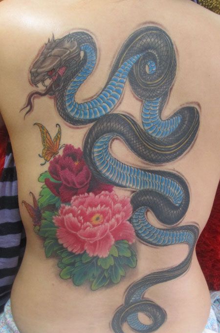 满背蛇牡丹纹身图案