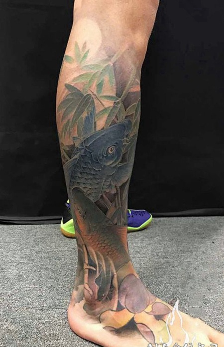 竹下双鱼，小腿水墨风鲤鱼彩绘纹身