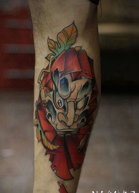 男子腿部彩绘达摩纹身图案