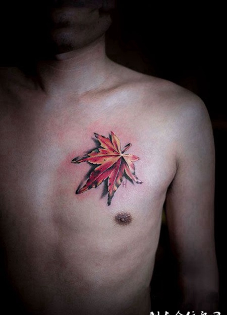 帅哥胸部彩绘枫叶纹身图案