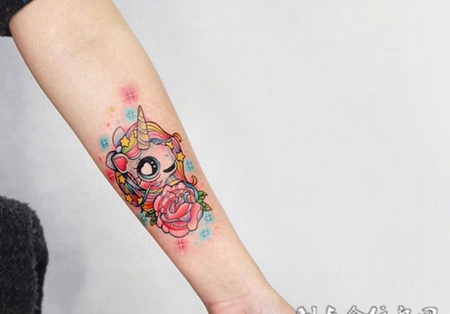 童年的吉祥物，手臂彩虹小马卡通彩绘纹身