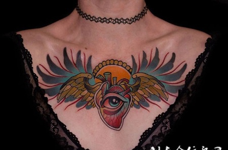 想飞的心，胸口心脏与翅膀彩绘纹身