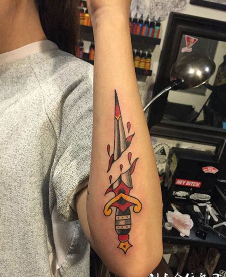 一刀两断，手臂彩绘小刀纹身图案