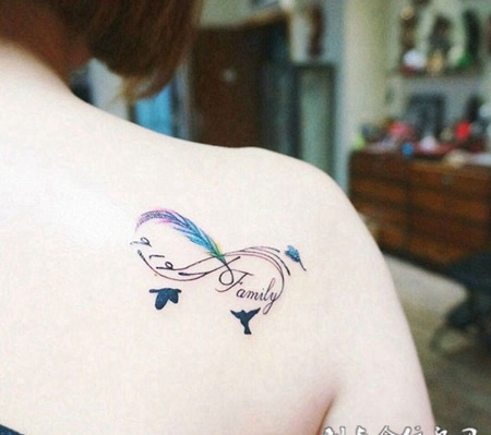 飘荡空中的风采，后背小清新羽毛纹身