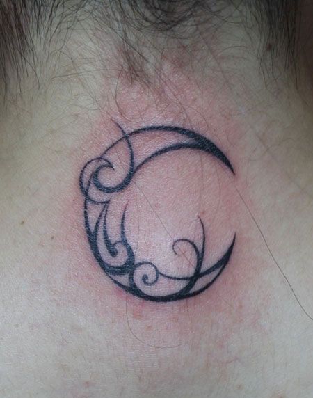 颈部后的月亮纹身图案