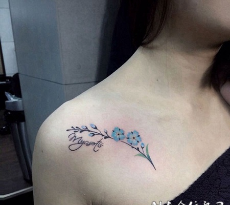 聆听花语，锁骨处清新鲜花与英文纹身
