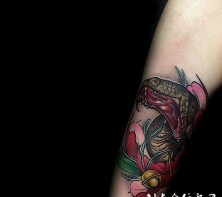 毒蛇吐信，手臂个性蛇与莲花彩绘纹身