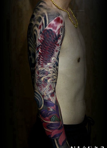 跃出莲池，传统莲花鲤鱼花臂纹身