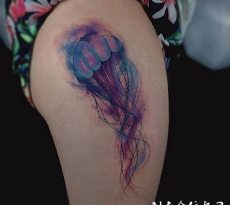 游动中的精灵，大腿梦幻水母彩绘纹身
