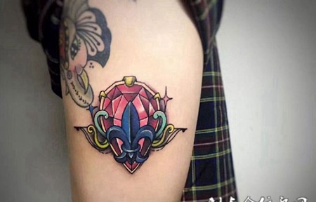 宝石之恋，大腿红宝石彩绘纹身