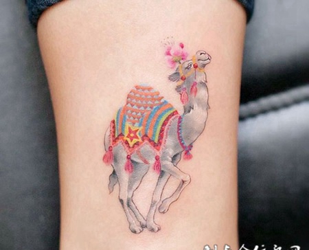 得意洋洋，小腿可爱的骆驼彩绘纹身