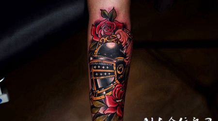 蔷薇骑士，手臂玫瑰花彩绘纹身