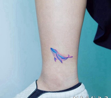 海上的华尔兹，脚踝处水彩鲸鱼纹身