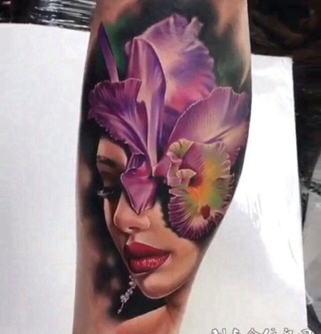 女人如花，手臂鲜花与女郎肖像纹身