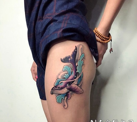 迎风踏浪，大腿漂亮的鲸鱼彩绘纹身