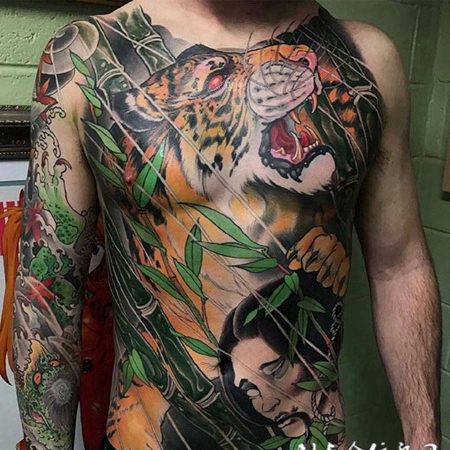 食人巨兽，满胸老虎彩绘纹身