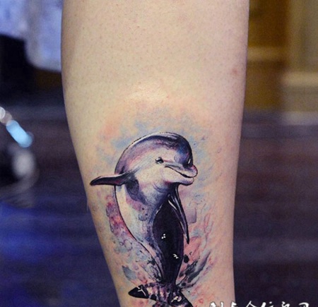 快乐小精灵，小腿可爱海豚纹身